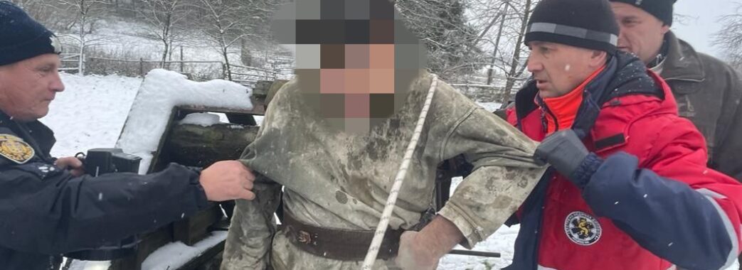 Три дні у колодязі: на Львівщині чоловік впав у 20-метрову криницю в полі