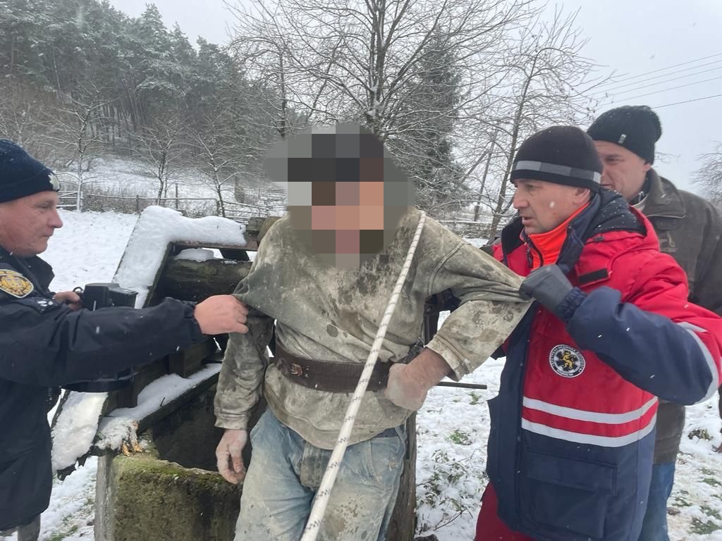Три дні у колодязі: на Львівщині чоловік впав у 20-метрову криницю в полі