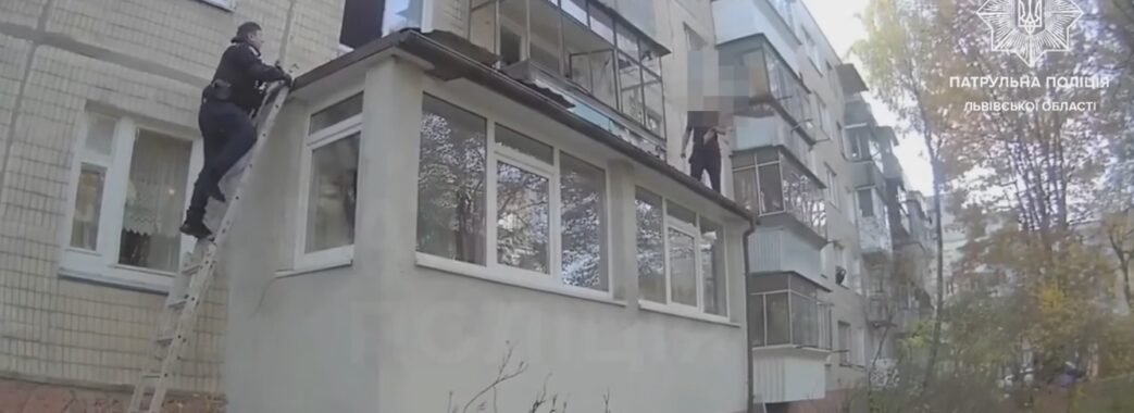 Бив вікна і намагався залізти у вікно: львівські патрульні затримали агресивного чоловіка (ВІДЕО)
