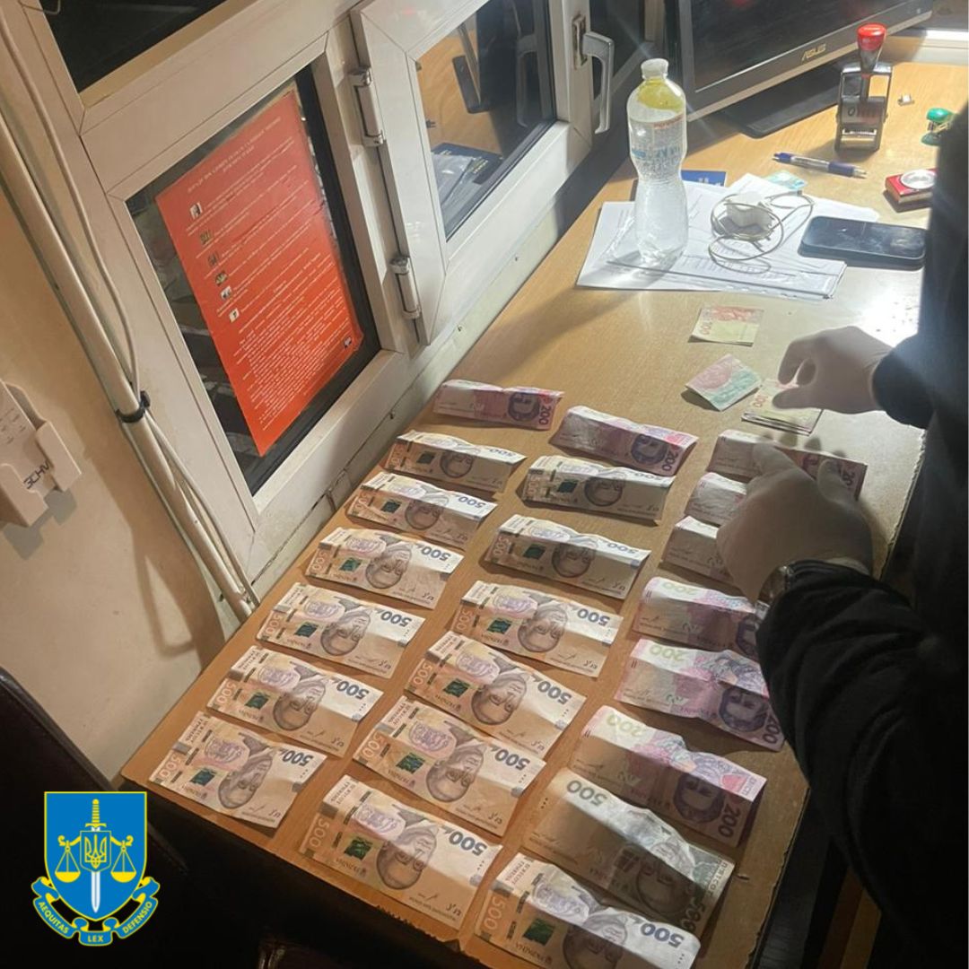 Інспектор Львівської митниці покривав контрабанду автозапчастин: його затримали
