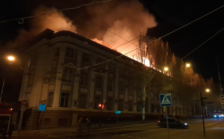 У центрі окупованого Донецька палає управління залізниці (ВІДЕО)