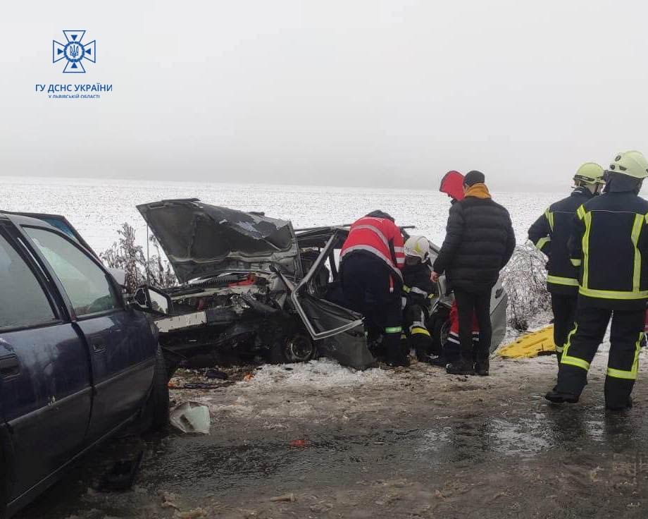 Водія затисло в понівеченій автівці: внаслідок ДТП на Львівщині травмовані троє людей