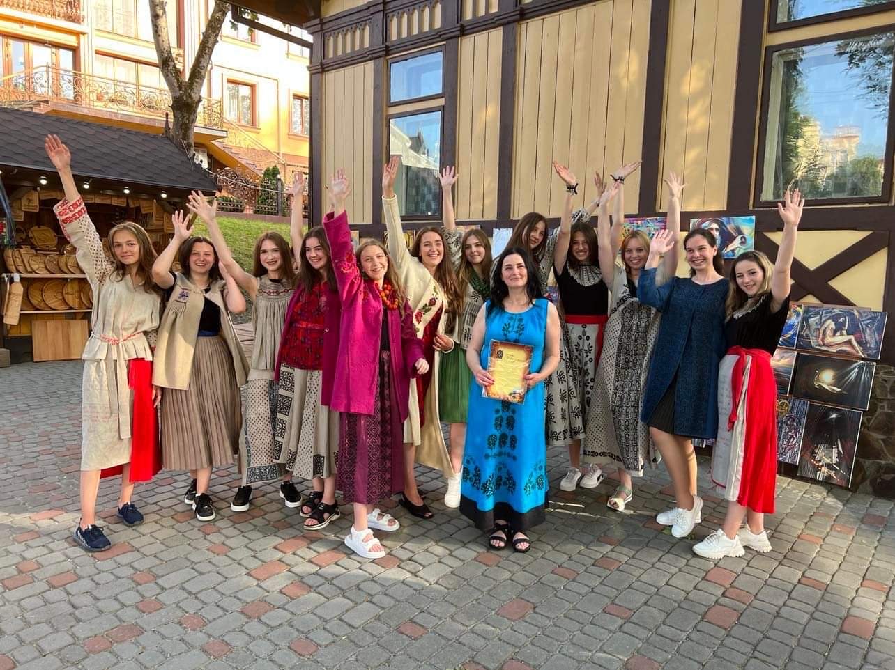 Дизайнерка з Дрогобиччини презентувала у Магдебурзі український етноодяг, технологія створення якого існувала ще до вишивки