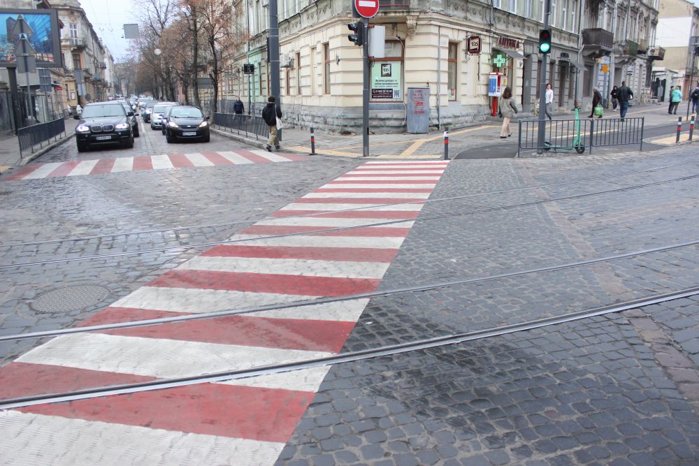У Львові з’явився перший діагональний пішохідний перехід