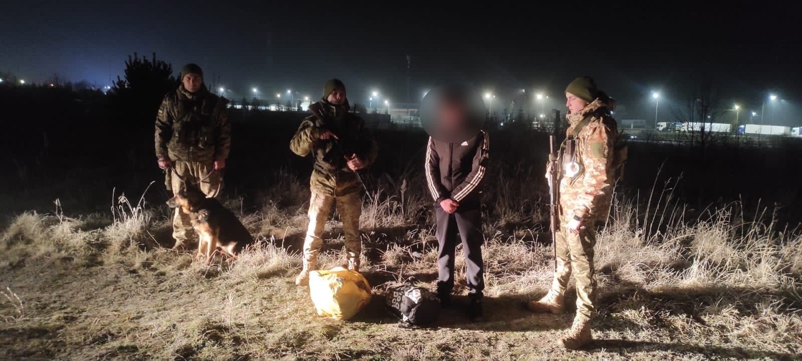 Прикордонники зупинили трьох чоловіків, які намагались незаконно перетнути кордон