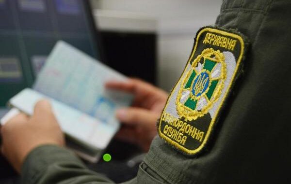 35-річний українець намагався виїхати до Польщі за 500 доларів хабаря: його не пропустили (ВІДЕО)