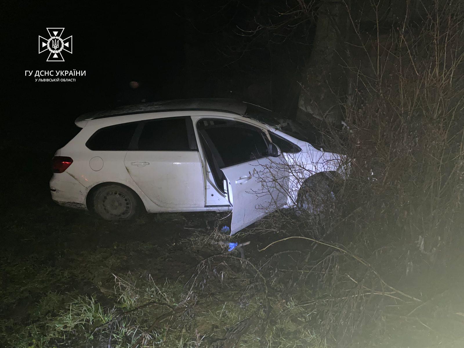 На Червоноградщині авто в’їхало в дерево: загинув 35-річний чоловік