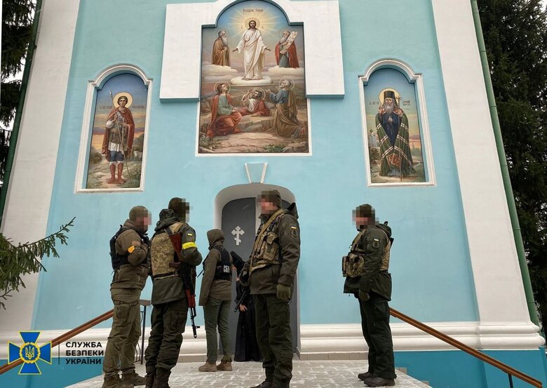 Прапор «новоросії», «перепустки федеральних радників рф» та російські паспорти: в СБУ розповіли про нові знахідки в церквах МП