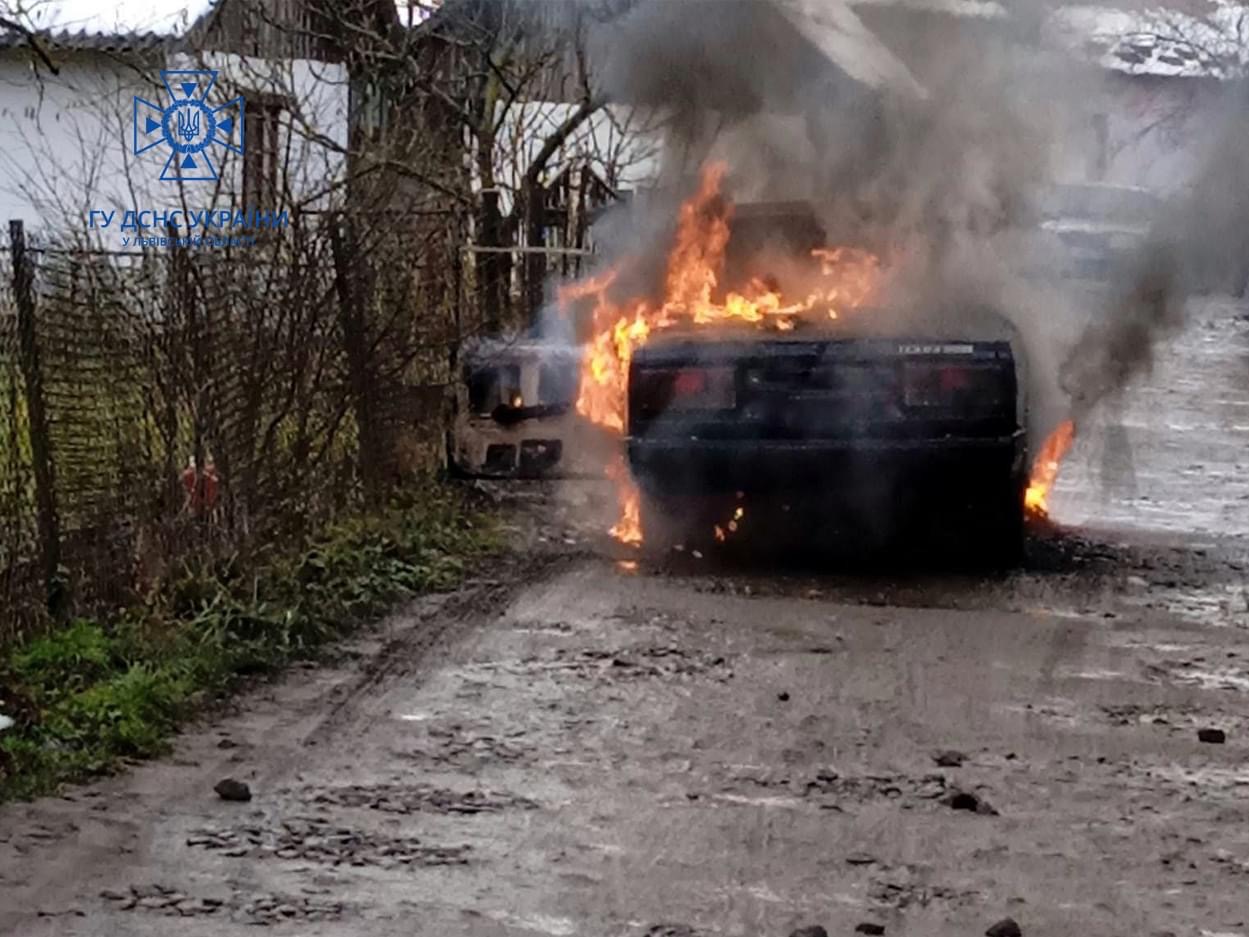 На Золочівщині посеред дня вщент згорів  автомобіль