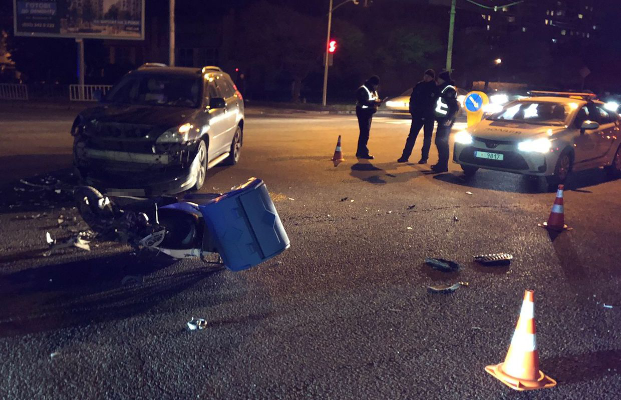 На перехресті у Львові водій Lexus збив 19-річного скутериста