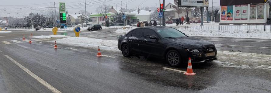 У Львові на переході водій Audi збив двох жінок: їх забрали до лікарні