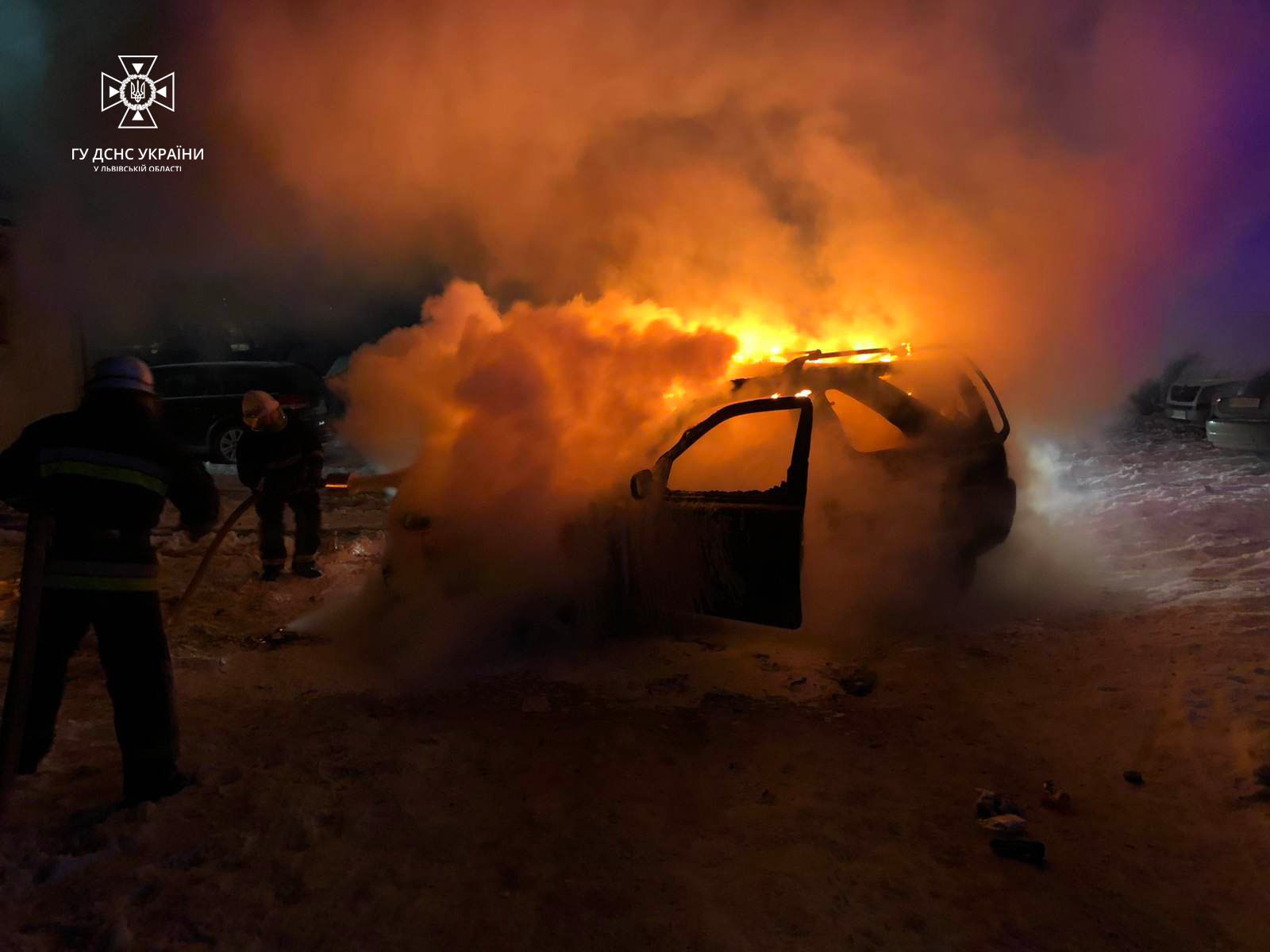Позашляховик Land Rover вигорів вщент у пожежі в Новояворівську