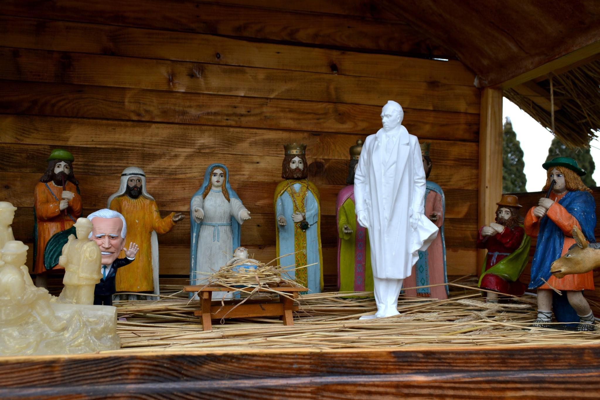 Бандера і Байден в різдвяній шопці: в Нагуєвичах до вертепу додали нових персонажів