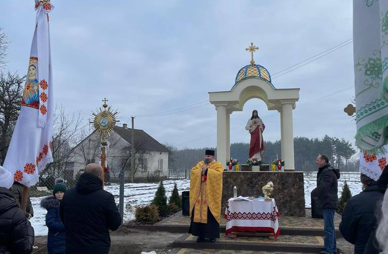 У селі на Яворівщині пам’ятник комуністам змінили на фігуру Ісуса Христа