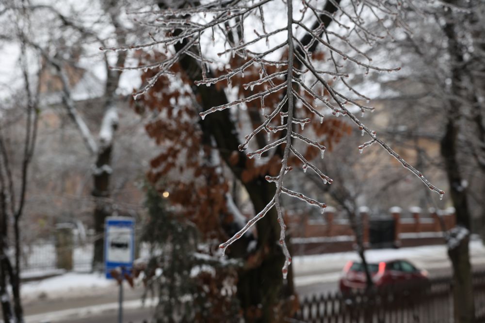 Львів’ян заcтерігають про ожеледицю на дорогах