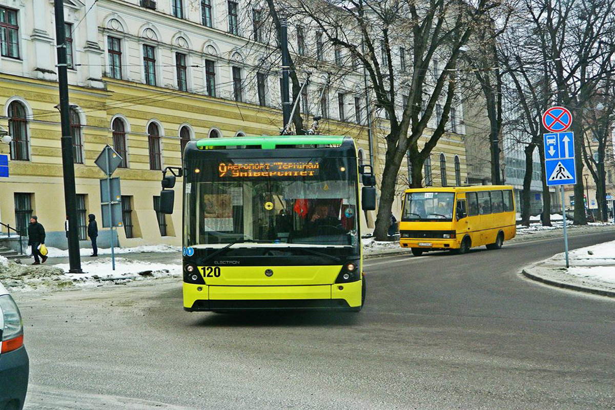 Тролейбуси курсують: що вже вдалось відновити у Львові після російського обстрілу