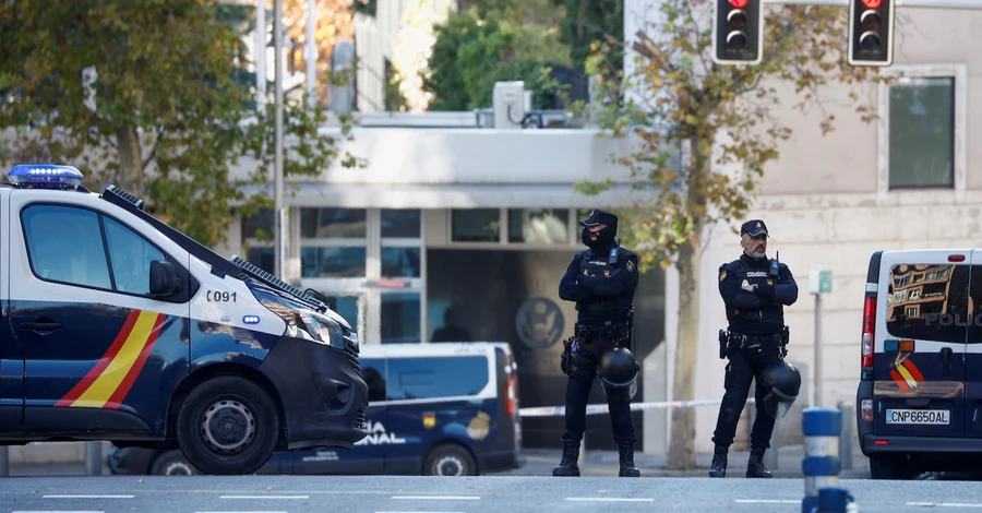 8 посольствам України за кордоном принесли закривавлені пакунки