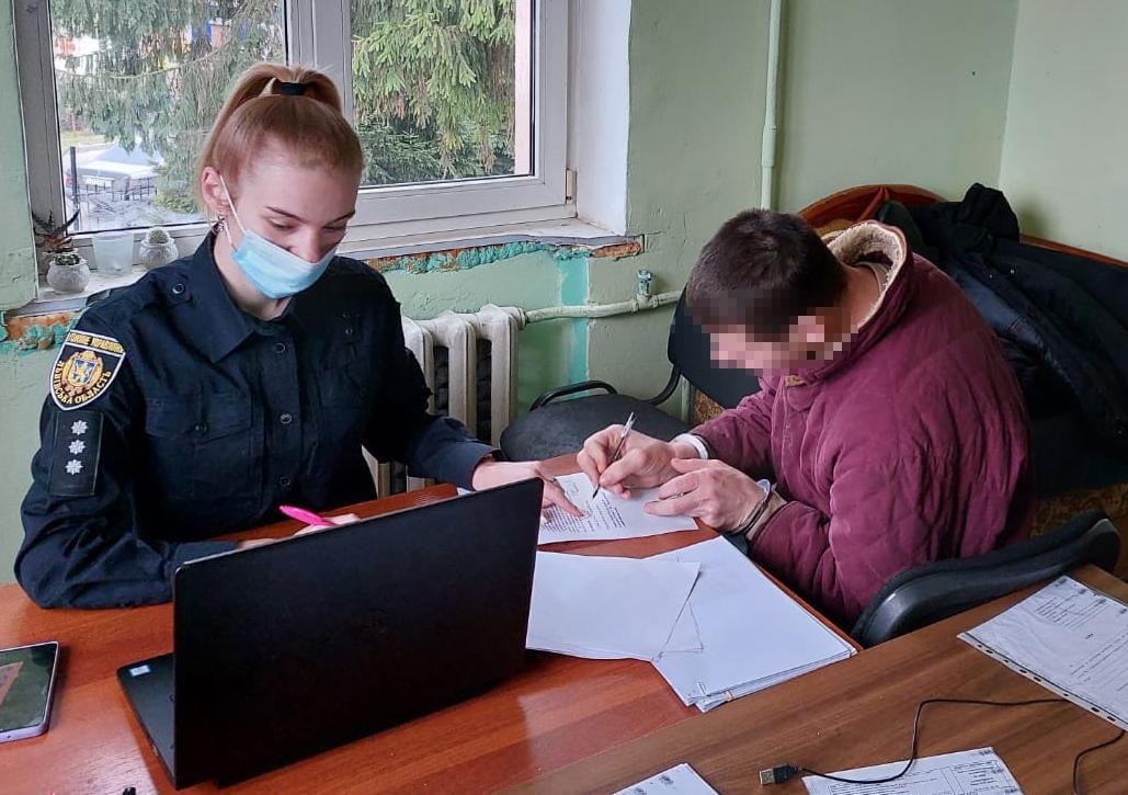 На Львівщині 31-річний чоловік побив та пограбував жінку
