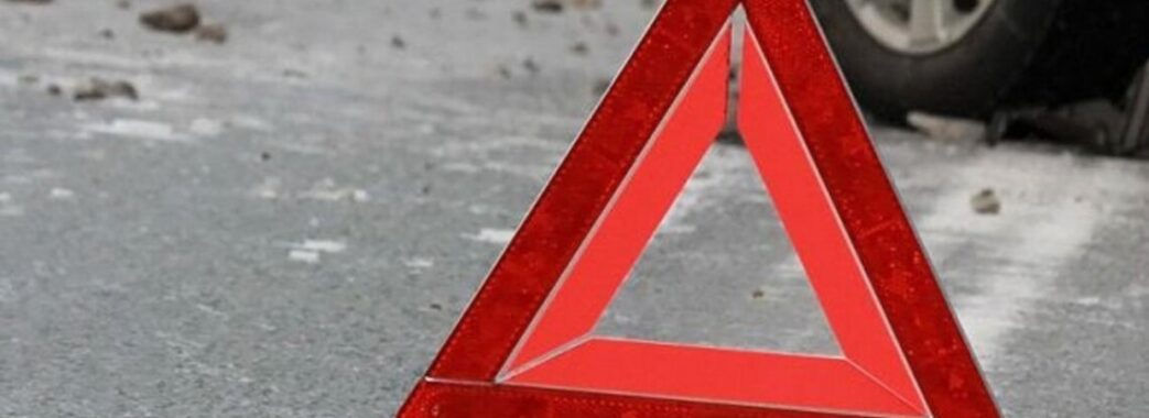 На Львівщині авто в’їхало в бетонну перешкоду: 19-річна дівчина травмувалась