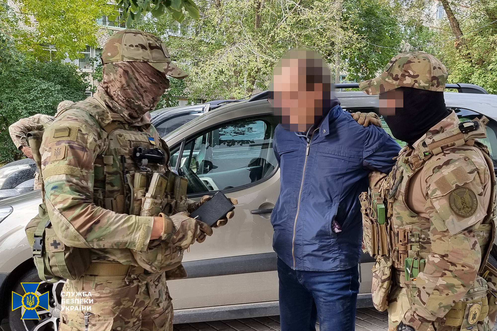 Шукали 8 років: СБУ затримала прихильника “новоросії”, який підняв триколор у Харкові