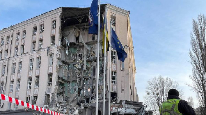 Щонайменше 11 людей постраждали та одна загинула через обстріл Києва: тривога триває