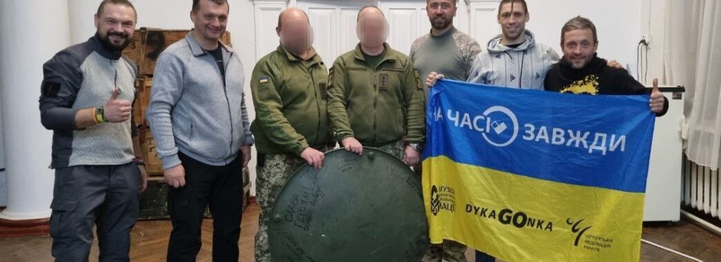 Те, що знищило Москву: військові передали унікальний артефакт волонтерам на знак подяки за допомогу (ВІДЕО)