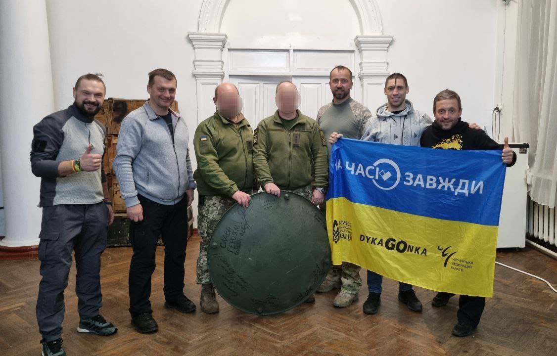 Те, що знищило Москву: військові передали унікальний артефакт волонтерам на знак подяки за допомогу (ВІДЕО)