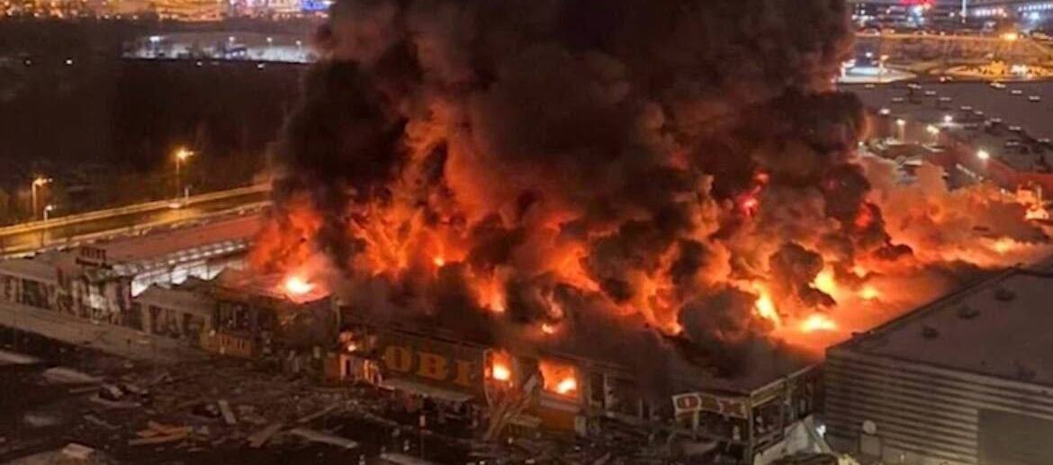 В Москві палає один з найбільших торгових центрів, чути вибухи (ВІДЕО)