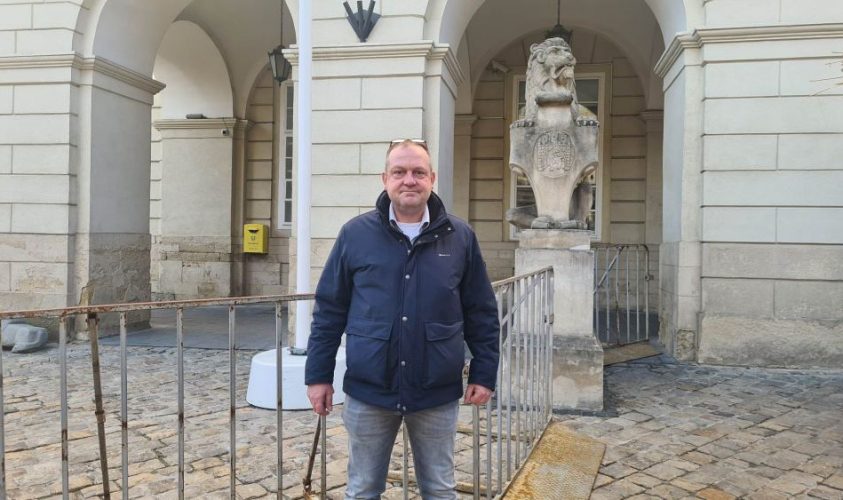 Нідерландець оплатив лікування 12-річній дівчинці з Маріуполя, яка зараз проживає у Львові