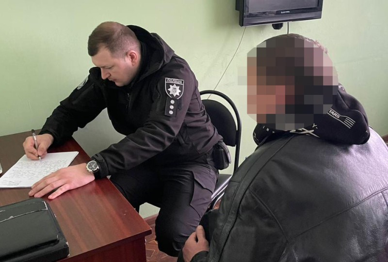В Червонограді поліцейські затримали рецидивіста, який обікрав магазин