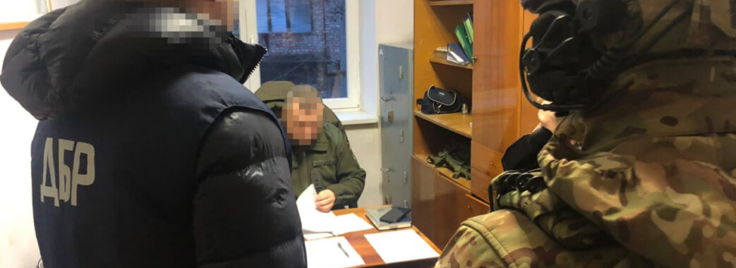 На Львівщині зловили на хабарі начальника військомату і голову лікарської комісії: їм загрожує до 10 років тюрми