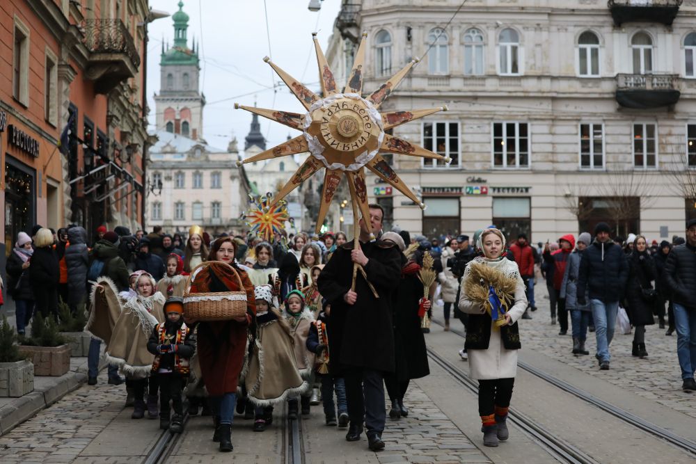 Після тривоги у Львові встановили величезного дідуха