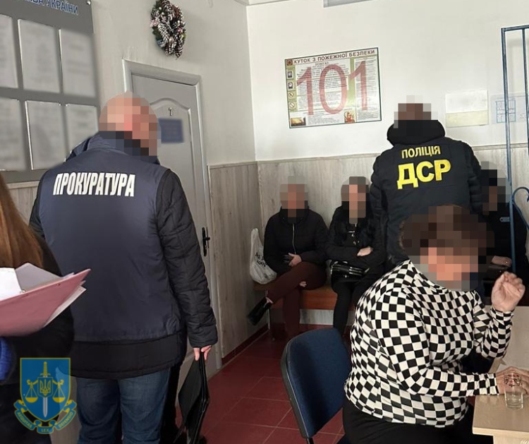 Брали хабарі за закордонні паспорти: на Львівщині викрили двох начальників міграційної служби