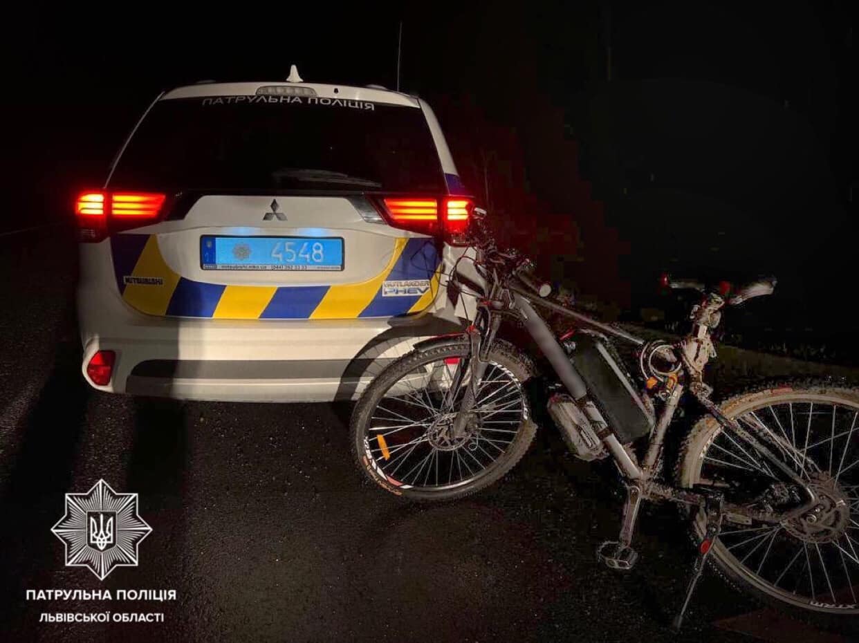 Львівські патрульні затримали чоловіків, які намагались продати крадений велосипед