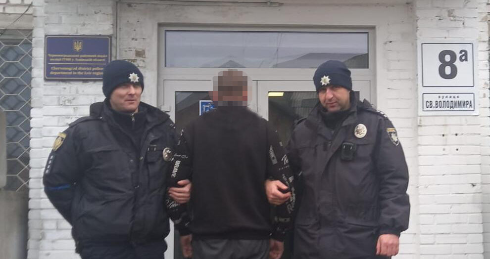 Побили й пограбували: на Червоноградщині молоді чоловік та жінка напали на пенсіонера