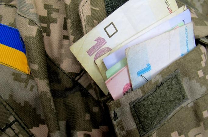 Оптимізація та справедливість: військовим скасовують обов’язкову премію 30 тисяч гривень