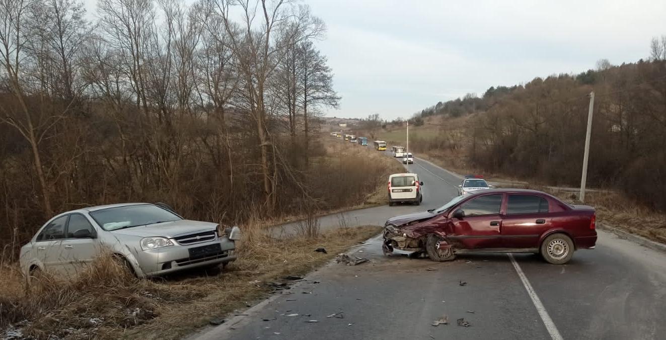 Неподалік Львова зіткнулись “Опель” і “Шевроле”: один з водіїв опинився в лікарні