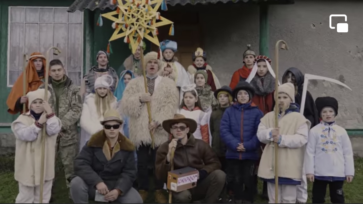 Екватор вже перейшли: опублікували відео вертепу з Мшанця, що колядує на евакуаційне авто