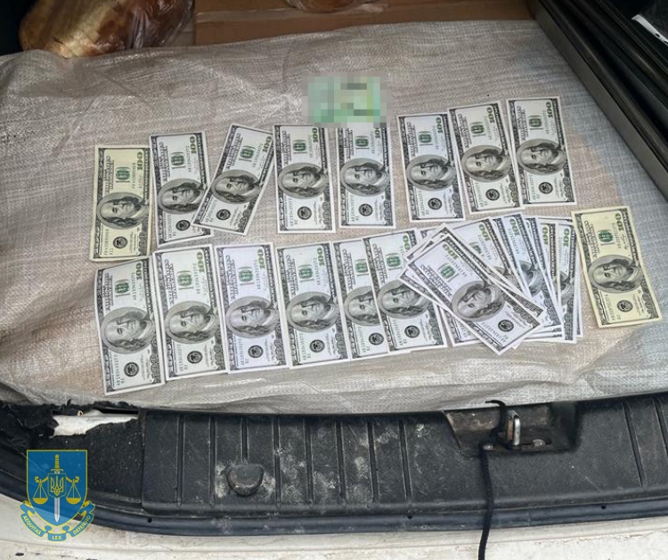 На хабарі у 3,5 тисячі доларів затримали інспектора патрульної поліції Львівщини