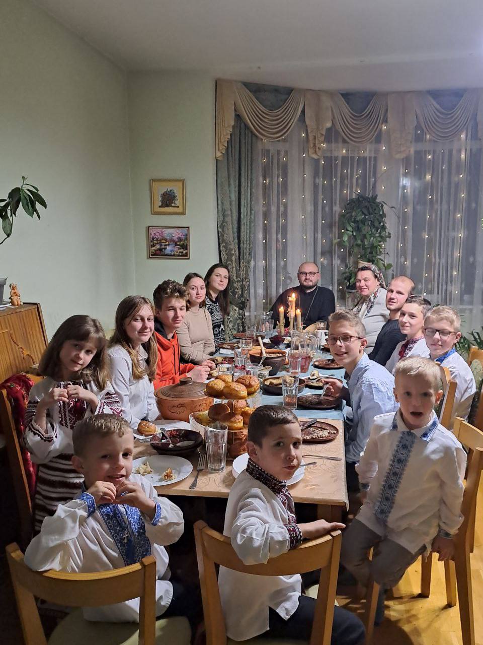 Святвечір за великим, дружнім столом: як до Різдва готувалась родина з 10-ти дітей (ВІДЕО)