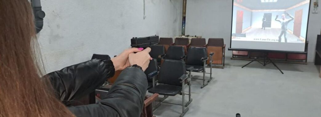 Учні львівських шкіл тепер вчаться стріляти й у лазерних тирах