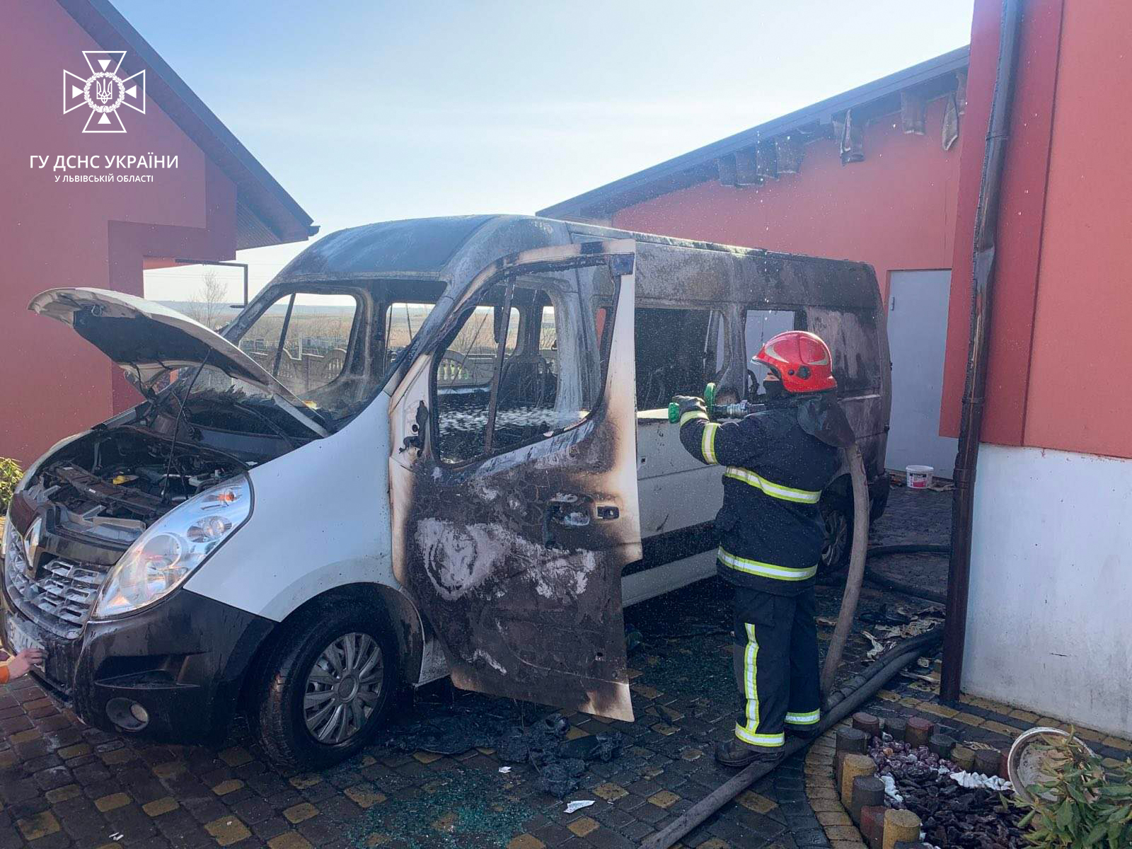На Яворівщині горів автомобіль: власник отримав опіки голови