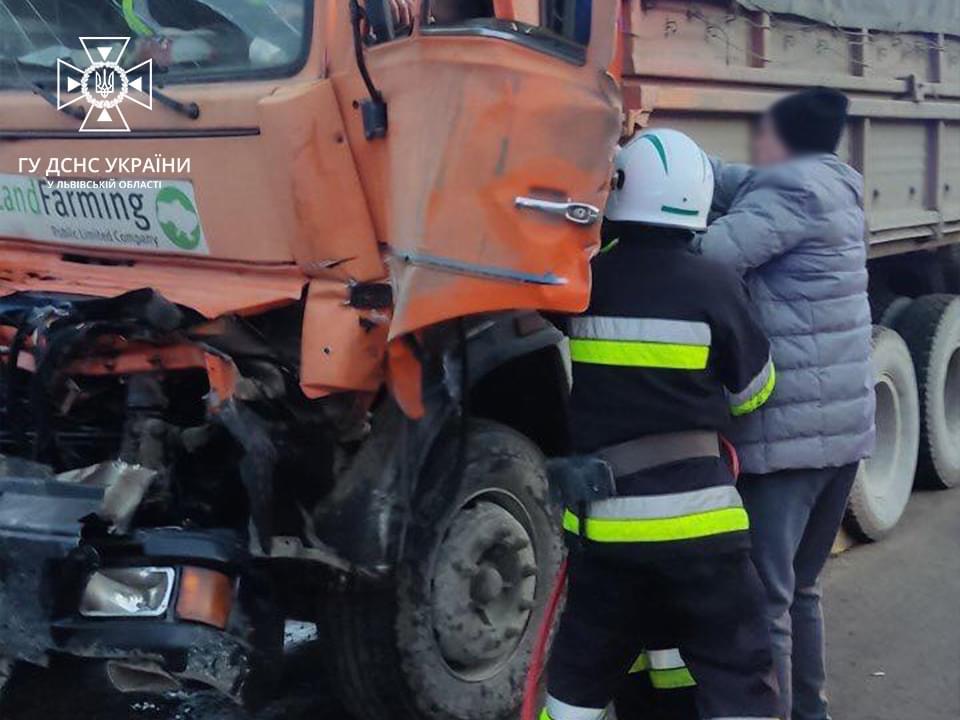 На Золочівщині зіткнулись дві вантажівки
