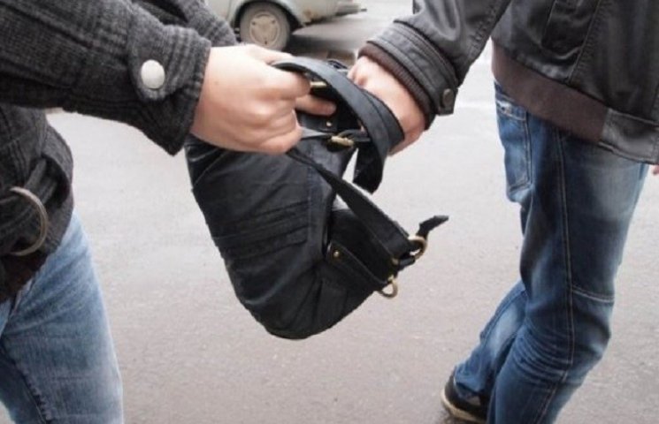 У Львові чоловіки побили та пограбували мешканця Самбірщини