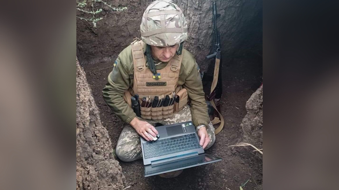 Консультація з окопу: Генштаб опублікував зворушливе фото викладача-військового