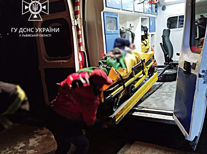 У Бориславі медикам швидкої через погану погоду довелось викликати на допомогу рятувальників