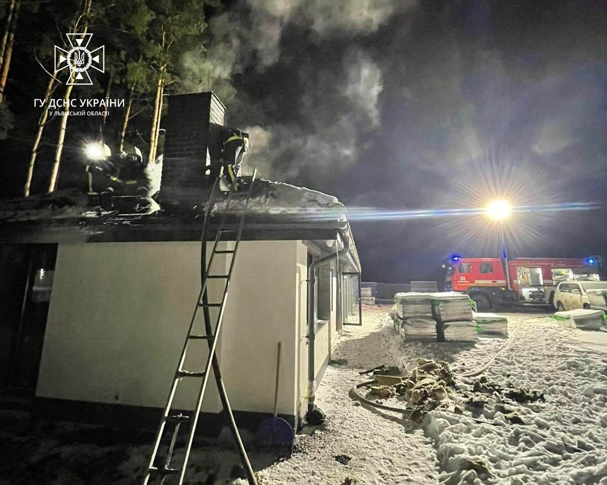 У Новояворівську вогонь ледь не знищив житловий будинок