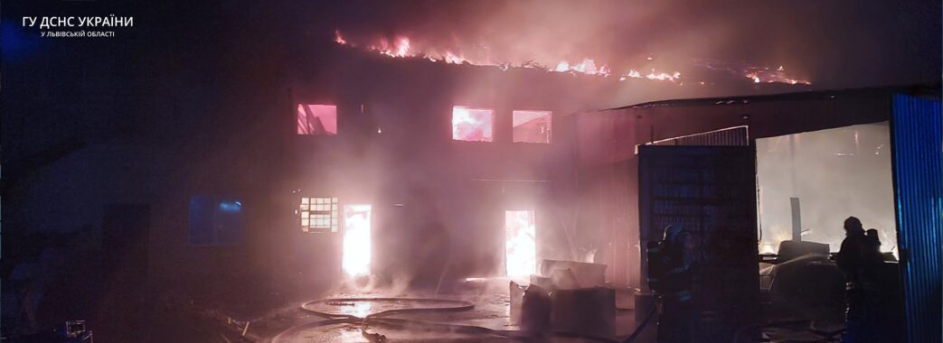 Вночі в Наварії палало деревообробне підприємство: пожежу гасили майже дві години