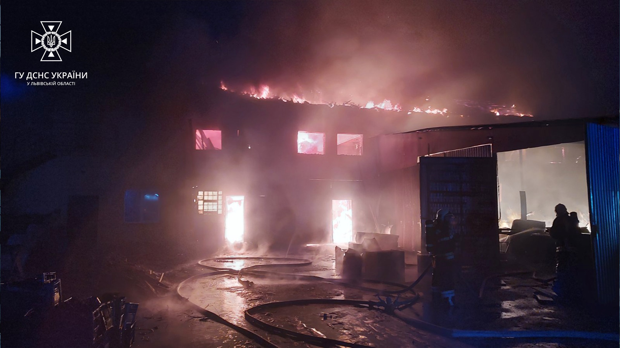 Вночі в Наварії палало деревообробне підприємство: пожежу гасили майже дві години