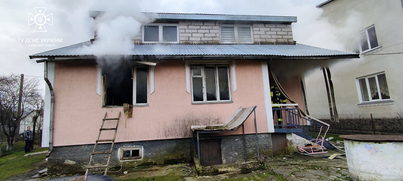 В Самборі горів двоповерховий житловий будинок
